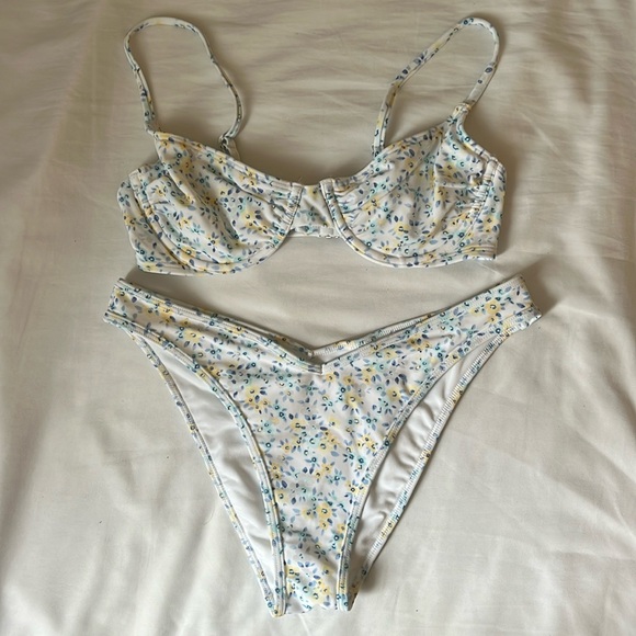 Hollister Other - Hollister underwire bikini top and high leg cheeky v waist bikini bottoms
